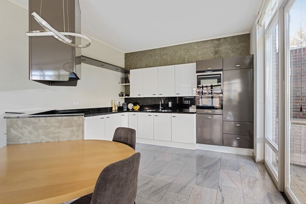 Photo - For sale: UNIQUE OPPORTUNITY! DETACHED, ABUNDANT SPACE. SCHEDULE YOUR VIEWING!